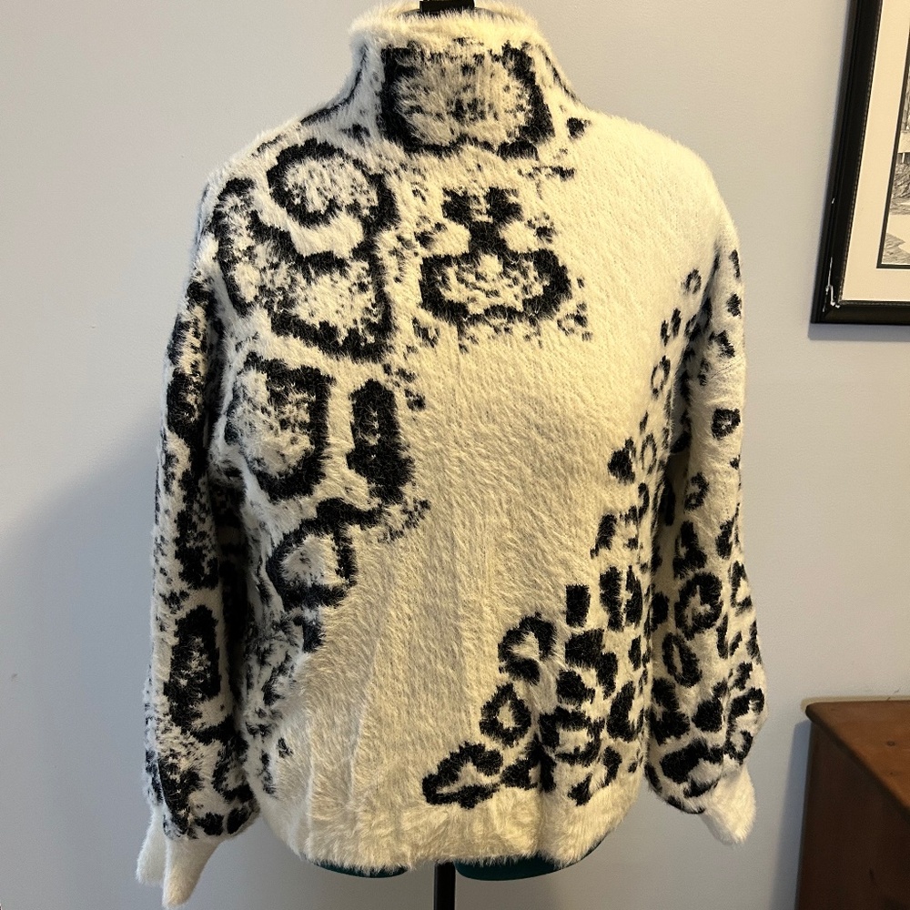 Vince Camuto Eyelash Knit Sweater Black White Abstract Fuzzy Pullover Size Large
